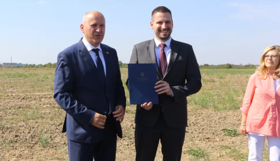 Osijek, 04. 09. 2024, Nemetin Poduzetnička zona, Uručene ugovora o darovanju zemljišta u vlasništvu Republike Hrvatske Gradu Osijeku. Ivan Radić, Branko Bačići Luka Balen.snimio GOJKO MITIĆ 