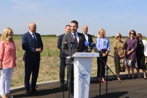 Osijek, 04. 09. 2024, Nemetin Poduzetnička zona, Uručene ugovora o darovanju zemljišta u vlasništvu Republike Hrvatske Gradu Osijeku. Ivan Radić, Branko Bačići Luka Balen.snimio GOJKO MITIĆ 