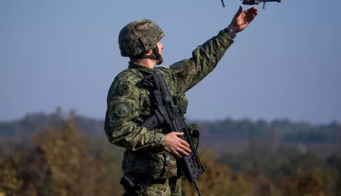 Vježba izvidničke operacije u sklopu združene vježbe svvih postrojbi HV-a Velebit 18 13.10.2018., Gasinci - Vojna vjezba Velebit 18 - Zdruzena snaga glavni je obucni dogadjaj Oruzanih snaga RH u 2018 godini. Rijec je o zdruzenoj intergranskoj vjezbi svih sastavnica Oruzanih snaga RH - kopnenih, pomorskih, zracnih snaga, specijalnih snaga te cyber snaga, a ujedno je i najslozenija vjezba Hrvatske vojske do sada u neprekidnom trajanju od 72 sata. Vjezba ima koncept Combine Joint Task Force. Na vojnom poligonu Gasinici prikazano je djelovanje obrane s prelaskom u napadna djelovanja kroz provedbu izvidnickih operacija, savladavanje minsko-eksplozivnih zapreka uz provedbu bojevih gadjanja svim sredstvima kroz medjuprostore i preko vlastitih snaga. Na vjezbi je angazirano vise desetaka tenkova i oklopnih vozila. Photo: Davor Javorovic/PIXSELL 