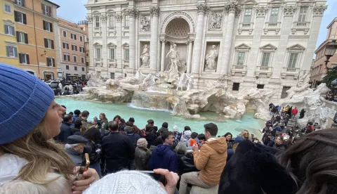 epa11017099 Tourists crowd the Trevi Fountain during the feast of the Immaculate Conception holiday in Rome, Italy, 08 December 2023. The feast, based on the belief that the Virgin Mary was free of original sin since her conception, is celebrated annually on 08 December as a public holiday in Italy. EPA/LUCIANO DEL CASTILLO