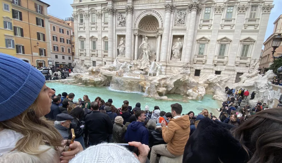 epa11017099 Tourists crowd the Trevi Fountain during the feast of the Immaculate Conception holiday in Rome, Italy, 08 December 2023. The feast, based on the belief that the Virgin Mary was free of original sin since her conception, is celebrated annually on 08 December as a public holiday in Italy. EPA/LUCIANO DEL CASTILLO