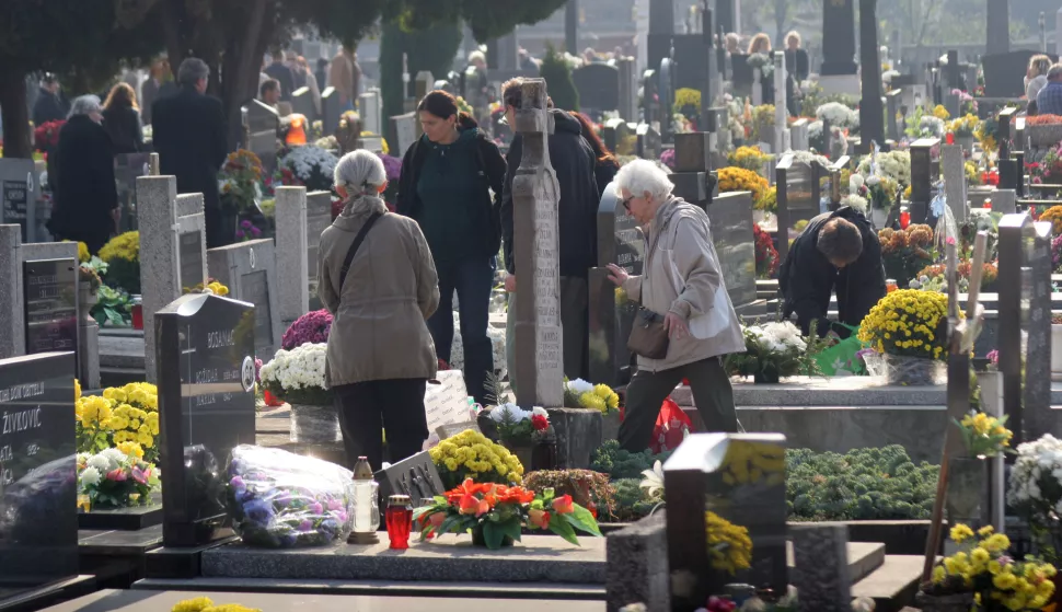 OSIJEK, 01. 11. 2013, DAN SVI SVETI. OSJEČKA GROBLJA. GUŽVA, SVIJEĆE, CVIJEĆE. GORNJOGRADSKO GROBLJE, KOD OLTA...snimio GOJKO MITIĆ