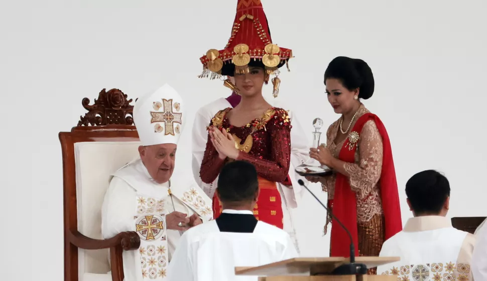 epa11586627 Pope Francis (L) leads a Holy Mass at Gelora Bung Karno Stadium in Jakarta, Indonesia, 05 September 2024. Pope Francis is on an apostolic visit to the Muslim-majority country of Indonesia from 3 to 6 September, as part of his 12-day trip to the Asia-Pacific region, which includes stops in Papua New Guinea, East Timor, and Singapore. EPA/ADI WEDA/POOL