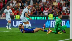 epa11588032 Diogo Dalot (L) of Portugal scores the 1-0 goal during the UEFA Nations League group A soccer match between Portugal and Croatia, in Lisbon, Portugal, 05 September 2024. EPA/JOSE SENA GOULAO