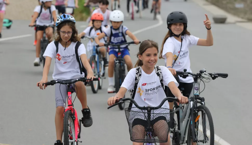 Osijek, 03. 07. 2024, Promenada, uz Dravu. Djeca iz Osjeckih osnovih skola u organizaciji Skolskog sportskog saveza OBZ, na sportskim praznicima koji traju od 24. lipnja od 12 srpanja, organizhira za u?enike razne sportske aktivnostina 94 lokacije u cijeloj RH.snimio GOJKO MITIĆ