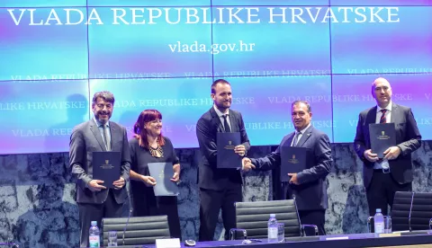 Zagreb, 06.09.2024. - Ministar regionalnoga razvoja i fondova Europske unije Šime Erlić, ministar zdravstva Vili Beroš, državni tajnik u Ministarstvu zdravstva Tomislav Dulibić, ravnatelj Središnje agencije za financiranje i ugovaranje projekata Europske unije Dragan Jelić te ravnateljica Hrvatskog zavoda za hitnu medicinu Maja Grba-Bujević potpisali su dva ugovora ukupno vrijedna 26.5 milijuna eura za hitnu medicinsku službu u Hrvatskoj.foto HINA/ Admir BULJUBAŠIĆ/ abu