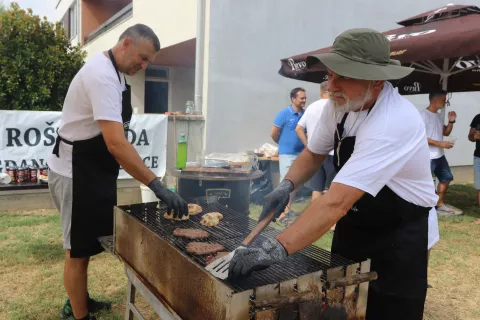 Osijek, 07. 09. 2024, X. tradicionalna roštiljada u Bogdonavačkoj ulici.snimio GOJKO MITIĆ