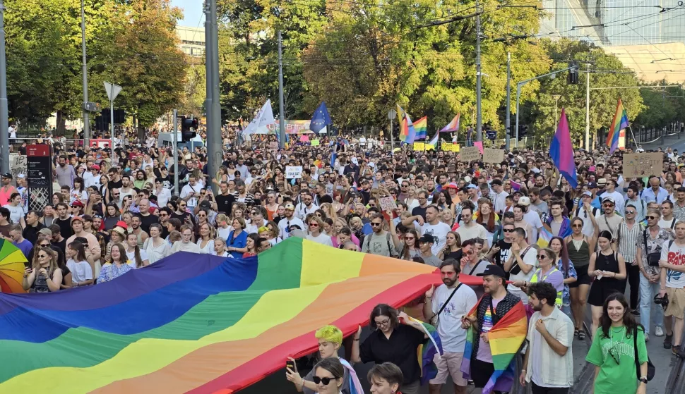 Beograd, 07.09.2024. - U Beogradu je, pod motom "Ponos su ljudi", u subotu održana masovna Parada ponosa uz ključne zahtjeve LGBT+ zajednice da država usviji dva zakona - o istopolnim zajednicama i o rodnom identitetu. foto HINA/ FoNet/ Marko Dragoslavić/ tm