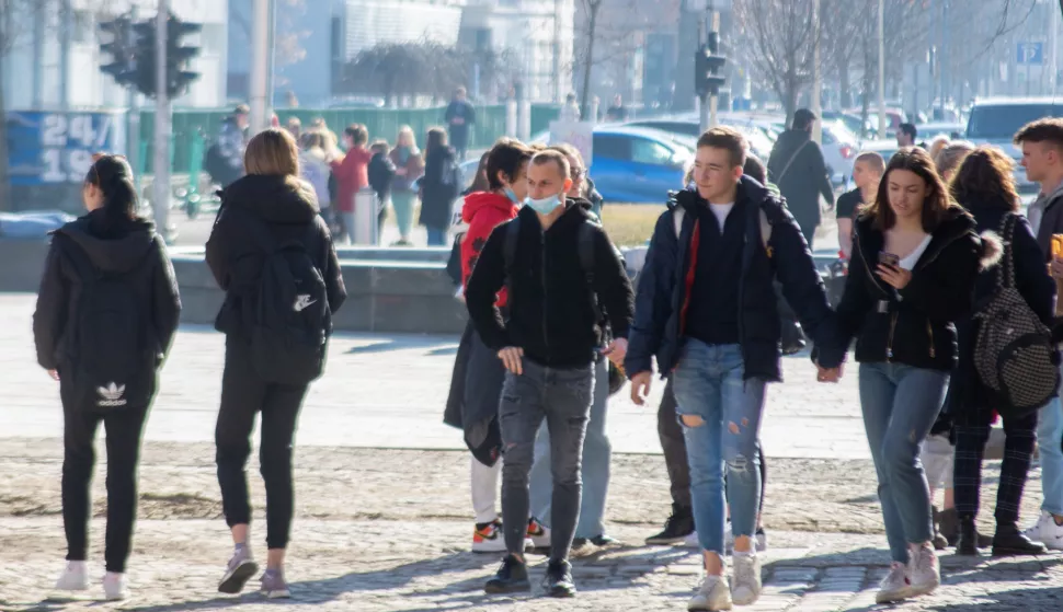 OSIJEK- 10.02.2022., Tvrđa, Rondel velikana, III. gimnazija, srednjoškolci uživaju u suncu i velikom odmoru, slobodnjak.Foto: Andrea Ilakovac