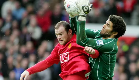 epa01279401 Portsmouth's David James (R) battles with Manchester United's Wayne Rooney during their FA Cup soccer match at Old Trafford, Manchester, Britain, 08 March 2008. EPA/GERRY PENNY UK AND IRELAND OUT - NO WEBSITE/INTERNET USE