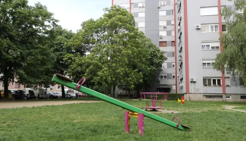 Osijek, 16. 05. 2024, Naselje Stanka Vraza, starari naselja upozoravaju svoje susjede na prisutnost odbacenog narkomanskog pribora, sprica, na djecjem igralistu i u neposrednoj blizini...snimio GOJKO MITIĆ