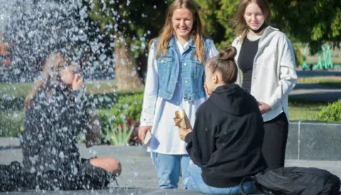 OSIJEK- 06.09.2021., Tvrda, III. gimnazija Osijek, nova skolska godina 2021/2022., pocetak nastave, prvi dan skole, veliki odmor, ucenici, skolarci, daci, slobodnjak.Foto: Andrea Ilakovac