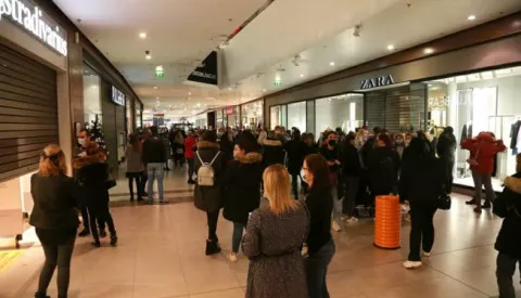 Osijek.27.11.2020. Kolona ljudi u trgovinama u TC Portanova zbog snizenja crnog petka Na fotografijiRed ispred ZareFoto:Marko Mrkonjic