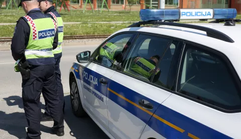 snimio Davor KIBEL, Osijek, 21.04.2016. Gacka ulica, policija kontrolira brzinu vožnje, kontrola brzine, brzina, vožnja, patrola na cesti, organizirana akcija kontrole, ograničenje, brza vožnja