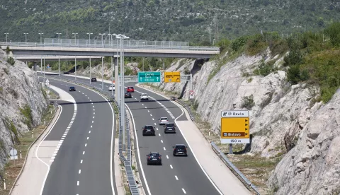 Ravča, 30.08.2024. - Početkom zadnjeg vikenda u kolovozu pojačan je promet autocestom iz pravca juga Hrvatske prema Zagrebu. Promet je jednako intezivan i u noćnim satima. Na fotografiji vozila, promet. foto HINA/ Jure DIVIĆ/ jd