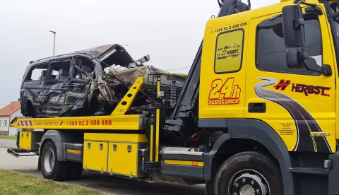 09.09.2024., Malino - Prometna nesreca u mjestu Malino u kojoj je cetrnaest osoba, ukljucujuci i sedmoro djece ozlijedjeno jutros u slijetanju kombija svicarskih oznaka. Prema jos nesluzbenim informacijama vozilom su se prevozili ilegalni migranti. Photo: Ivica Galovic/PIXSELL