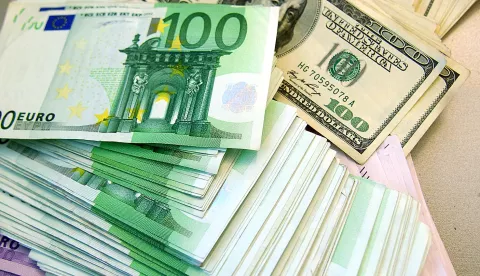 RIJEKA, 13. 08. 2009. - ERSTE BANKA, BANKAR, NOVAC, ŠALTER, KUNA, EURO, DOLAR, ŠTEDNJA, POTROŠNJA, ISPLATA, ULATA, PREBROJAVANJE NOVCA, 100 $ 100 €, 500 € SNIMIO: VEDRAN KARUZA