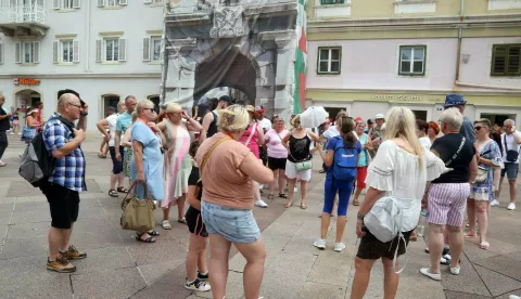 Rijeka, 1.8.2023.- Nestabilno vrijeme mnogi turisti iz oblinjih turističkih destinacija iskoristili su za obilazak i ragledavanje Rijeke. foto HINA/ Miljenko KLEPAC/ mk