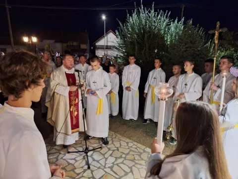 Svečano je bilo u crkvenom dvorištuustupljena fotografija