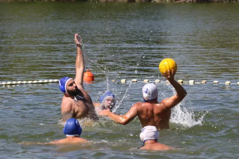 Osijek, 24. 08. 2024, Bajer na Jugu 2. Prvi amaterski vaterpolo turnir: "Vaterpolo na Bajeru".Okupio je deset ekipa. Ljegulje, Sjenjak, Jug 2, Udruga podvodnih sportova Osijek, Atomski mravi, Čuvari Đurđine nevinosti, VK Osijek, Paška Karašica, No Name i Tony Hawk...snimio GOJKO MITIĆ