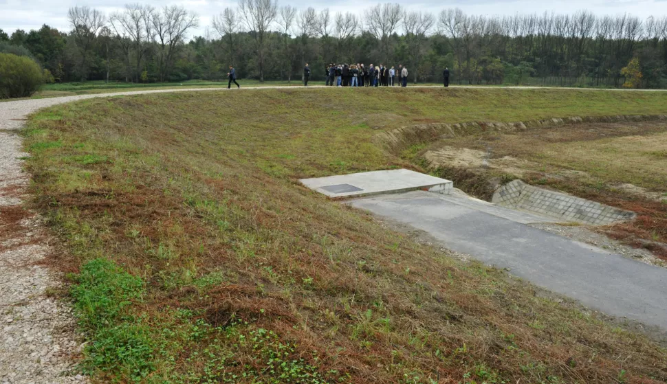 novosti...vukovar...17.10.2014.otvoren dunavski nasip budzak; uz ministra poljoprivrede otvorenju nazocili i generalni direktor hrvatskih voda ivica plisic i gradonacelnik vukovara ivan penava; poslije otvorenja ivica plisic je nazocne proveo nasipom;foto gordan panic