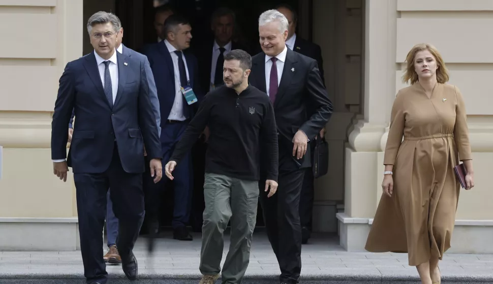 epa11598528 (L-R) Croatia's Prime Minister Andrej Plenkovic, Ukrainian President Volodymyr Zelensky, Lithuania's President Gitanas Nauseda, and Latvia's Prime Minister Evika Silina arrive for a joint press conference in Kyiv, Ukraine, 11 September 2024. The Lithuanian president, Croatian prime minister and Latvian prime minister arrived in Ukraine to take part in the Fourth Summit of the Crimean Platform in Kyiv and meet with senior Ukrainian officials amid the ongoing Russian invasion. EPA/SERGEY DOLZHENKO