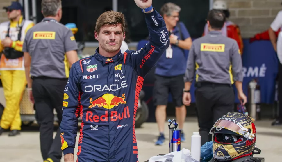 epa10931542 Oracle Red Bull Racing driver Max Verstappen waves to fans after taking pole position during the Sprint Shootout of the 2023 Formula 1 Grand Prix of the United States at the Circuit of the Americas in Austin, USA, 21 October 2023. EPA/SHAWN THEW