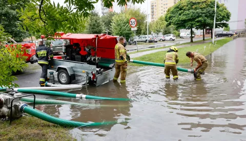 epa11555006 Firefighters work to pump out water from a flooded street after heavy rainfall in Ostrow Wielkopolski, west-central Poland, 19 August 2024. Heavy rains caused floods and traffic problems in Wielkopolska province. EPA/Tomasz Wojtasik POLAND OUT