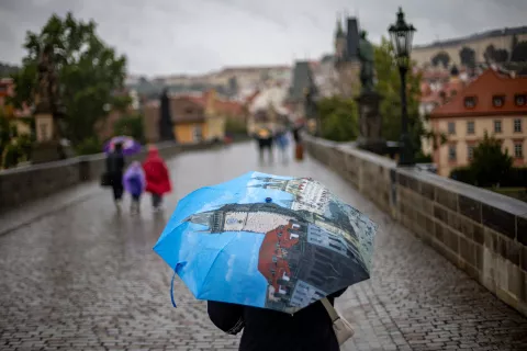 epa11601561 A woman walks with an umbrella during rainfall on Charles Bridge above of Vltava river in Prague, Czech Republic, 13 September 2024. The Czech Hydrometeorological Institute (CHMU) has issued a extreme precipitation warning of unusually intense rainfall which can significantly raise water levels and that will affect the Czech Republic from 12 September until the end of the week. EPA/MARTIN DIVISEK