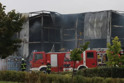 Osijek, 15. 09. 2024, Veliki požar uz Južnu obilaznicu u Osijeku. Izgorila skladišta između Južne obilaznice, Trpimirove i Vinkovačke iza benzinske postaje Garac. Vatrogasci i policija na ternu. Skladišta Lagermaxa, GLS-a i još nekih tvrtki...snimio GOJKO MITIĆ