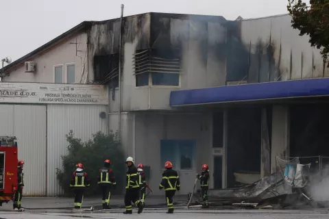 Osijek, 15. 09. 2024, Veliki požar uz Južnu obilaznicu u Osijeku. Izgorila skladišta između Južne obilaznice, Trpimirove i Vinkovačke iza benzinske postaje Garac. Vatrogasci i policija na ternu. Skladišta Lagermaxa, GLS-a i još nekih tvrtki...snimio GOJKO MITIĆ