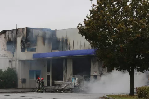 Osijek, 15. 09. 2024, Veliki požar uz Južnu obilaznicu u Osijeku. Izgorila skladišta između Južne obilaznice, Trpimirove i Vinkovačke iza benzinske postaje Garac. Vatrogasci i policija na ternu. Skladišta Lagermaxa, GLS-a i još nekih tvrtki...snimio GOJKO MITIĆ