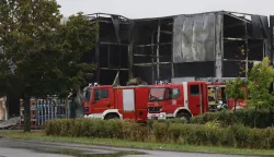 Osijek, 15. 09. 2024, Veliki požar uz Južnu obilaznicu u Osijeku. Izgorila skladišta između Južne obilaznice, Trpimirove i Vinkovačke iza benzinske postaje Garac. Vatrogasci i policija na ternu. Skladišta Lagermaxa, GLS-a i još nekih tvrtki...snimio GOJKO MITIĆ