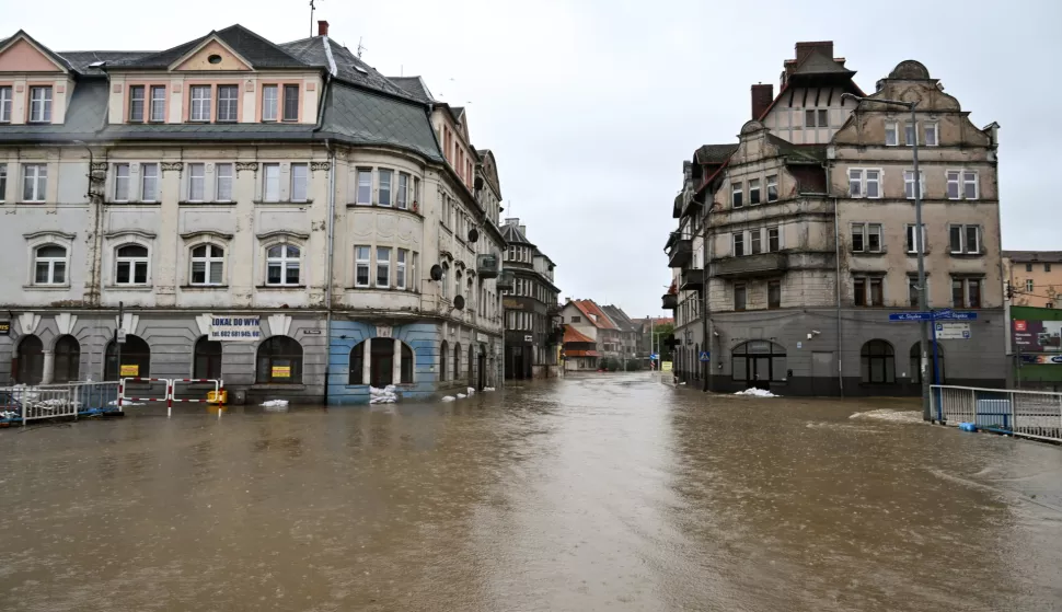 epa11605294 Flooded streets after heavy rainfall in Klodzko, southwestern Poland, 15 September 2024. The next 24-36 hours will be crucial for the southern regions of Poland experiencing record downpours. On 14 September, the Institute of Meteorology and Water Management (IMGW) reported that the water level exceeded the alarm condition at 41 hydrological stations and the warning condition at 30 stations. EPA/Maciej Kulczynski POLAND OUT