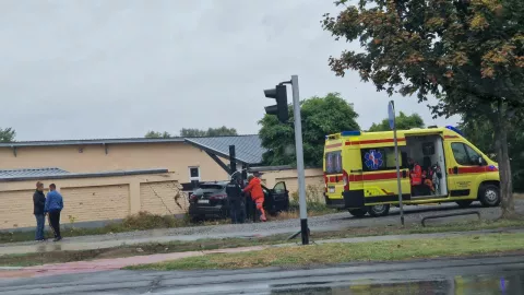 Autom probila zid kod zgrade HEP-a na raskrižju Hadrijanove i Svačićve u Osijeku