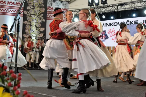 slavonija...Vinkovci...15.09.2024.59. Vinkovačke jeseni; zbog kiše otkazan mimohod dječjih Vinkovačkih jeseni, ali u velikom šatoru održana je međužupanijska smotra dječjih folklornih skupina; kud Prigorec, Markuševec;foto Gordan Panić