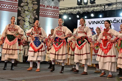 slavonija...Vinkovci...15.09.2024.59. Vinkovačke jeseni; zbog kiše otkazan mimohod dječjih Vinkovačkih jeseni, ali u velikom šatoru održana je međužupanijska smotra dječjih folklornih skupina; kud Moslavina, Kutina;foto Gordan Panić