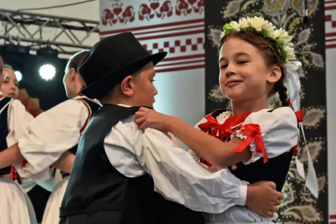 slavonija...Vinkovci...15.09.2024.59. Vinkovačke jeseni; zbog kiše otkazan mimohod dječjih Vinkovačkih jeseni, ali u velikom šatoru održana je međužupanijska smotra dječjih folklornih skupina; kud Rudar, Glogovac;foto Gordan Panić