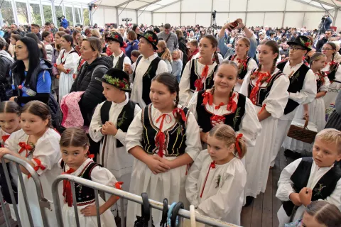 slavonija...Vinkovci...15.09.2024.59. Vinkovačke jeseni; zbog kiše otkazan mimohod dječjih Vinkovačkih jeseni, ali u velikom šatoru održana je međužupanijska smotra dječjih folklornih skupina;foto Gordan Panić