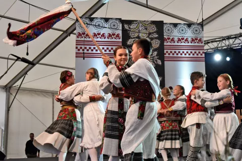 slavonija...Vinkovci...15.09.2024.59. Vinkovačke jeseni; zbog kiše otkazan mimohod dječjih Vinkovačkih jeseni, ali u velikom šatoru održana je međužupanijska smotra dječjih folklornih skupina; kud Ljudevit Gaj, Mače;foto Gordan Panić