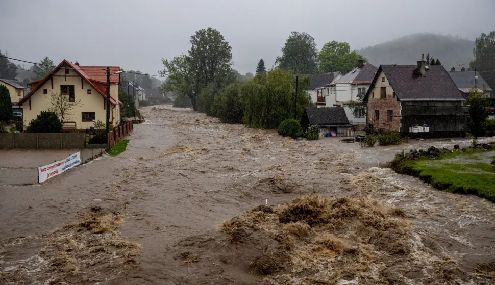 epaselect epa11605272 A general view of the overflowing of the Staric River following the heavy rain that hit the village of Lipova-Lazne, Czech Republic, 15 September 2024. Floods caused by heavy rains have been battering central and eastern Europe since 13 September, with at least four dead in Romania, four missing in the Czech Republic, and alarming water levels recorded in Poland. EPA/MARTIN DIVISEK