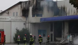 Osijek, 15. 09. 2024, Veliki požar uz Južnu obilaznicu u Osijeku. Izgorila skladišta između Južne obilaznice, Trpimirove i Vinkovačke iza benzinske postaje Garac. Vatrogasci i policija na ternu. Skladišta Lagermaxa, GLS-a i još nekih tvrtki...snimio GOJKO MITIĆ