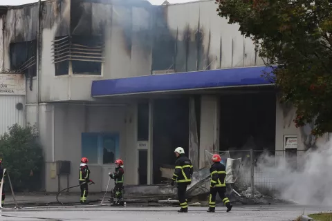 Osijek, 15. 09. 2024, Veliki požar uz Južnu obilaznicu u Osijeku. Izgorila skladišta između Južne obilaznice, Trpimirove i Vinkovačke iza benzinske postaje Garac. Vatrogasci i policija na ternu. Skladišta Lagermaxa, GLS-a i još nekih tvrtki...snimio GOJKO MITIĆ