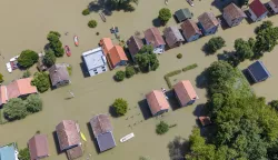 11.06.2024., Batina - Vlasnici kuca na Zelenom otoku kod Batine, danas ocekuju vrhunac plimnog vala sa Dunava. Photo: Davor Javorovic/PIXSELL