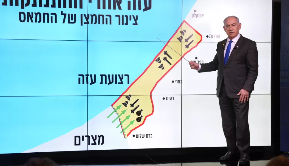 epa11580670 Israeli Prime Minister Benjamin Netanyahu stands before a map of the Gaza Strip, telling viewers how Hamas has imported arms into the territory since Israel's withdrawal in 2005, during a news conference in Jerusalem, 02 September 2024. The Israeli Prime Minister said, among other things, that Israel 'must have control' over Philadelphi Corridor, a narrow strip of land along the border between the Gaza Strip and Egypt. The words in Hebrew on screen read, 'Gaza after the disengagement, oxygen pipe of Hamas'. EPA/OHAD ZWIGENBERG/POOL