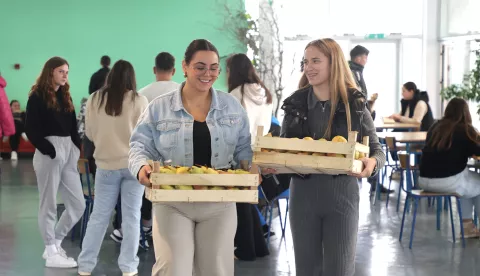 Osijek, 17. 09. 2024., Poljoprivredna i veterinarska škola Osijek, školska tržnica, učenici prodaju što su posadili, kupci, učeniciSNIMIO BRUNO JOBST