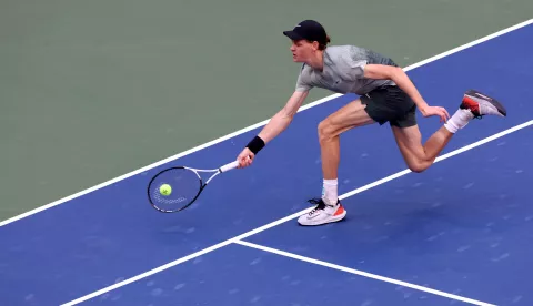 epa11593872 Jannik Sinner of Italy in action against Taylor Fritz of the United States during their men's final match of the US Open Tennis Championships at the USTA Billie Jean King National Tennis Center in Flushing Meadows, New York, USA, 08 September 2024. The US Open tournament runs from 26 August through 08 September. EPA/BRIAN HIRSCHFELD