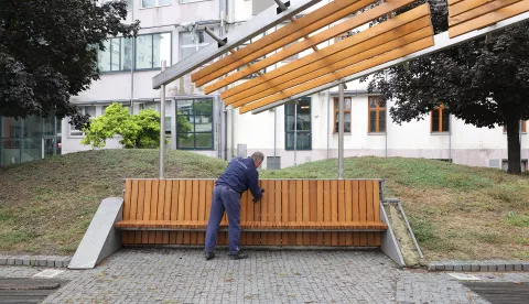 Osijek, 17. 09. 2024., Vrt Jagode Truhelke, nove klupe, nadstrešnice, klupe, Unikom, postavljanjeSNIMIO BRUNO JOBST