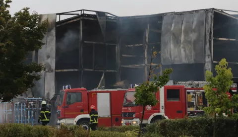 Osijek, 15. 09. 2024, Veliki požar uz Južnu obilaznicu u Osijeku. Izgorila skladišta između Južne obilaznice, Trpimirove i Vinkovačke iza benzinske postaje Garac. Vatrogasci i policija na ternu. Skladišta Lagermaxa, GLS-a i još nekih tvrtki...snimio GOJKO MITIĆ