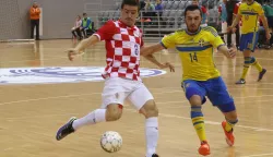 OSIJEK, 11. 12. 2015, SPORTSKA DVORANA GRADSKI VRT. UEFA KFALIFIKACISKI TURNIR SKUPINE 2 ZA FIFA SVJETSKO PRVENSTVO U FUTSALU. FUTSAL, HRVATSKA - ŠVETSKA. DARIO MARINOVIĆ (8)..snimio GOJKO MITIĆ